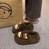 Pantuflas de felpa cálidas tipo slip-on de dibujos animados para mujer, temporada Otoño-Invierno 2026, pantuflas de algodón para exteriores con puntera cubierta, nuevo diseño lindo con temática de gato, suela gruesa