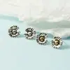 Pendientes Pequeños de Margarita Estilo Coreano Flor Retro, Mismo Estilo que G-Dragon, Modernos y Versátiles para Hombres y Mujeres, Hip-Hop Retro Envío Directo