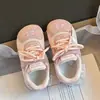 Tênis Feminino 2026 Outono Novo Modelo Sapatos para Bebê Menina Sapatos Casuais Versáteis para Crianças Malha Respirável Leve Moderno
