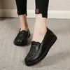 Novos sapatos populares transfronteiriços de couro macio para mães, antiderrapantes, respiráveis, bordados, casuais tipo slip-on para meia-idade e idosos
