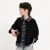 Casaco Patchwork Falso de Duas Peças com Gola Camisa Nova Coleção Primavera/Outono 2026 Cardigan de Tricô Infantil Estilo Pequeno Rico da Moda Top Tendência