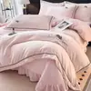 Juego de colcha de terciopelo de leche bordado engrosado, de cuatro piezas, para otoño e invierno, sábanas cálidas, funda de edredón y sábana bajera, creando una experiencia de ropa de cama lujosa y cómoda en el hogar.