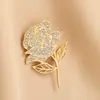 Exquisito broche de rosa lleno de diamantes temperamento de alta gama elegante versátil nicho corsage de traje pin de fijación anti-luz