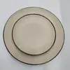 Plato de gres color crema lechoso con borde de café
