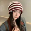 Gorro de Tricô Listrado Preto e Branco 2025 para Mulheres, Outono e Inverno, Circunferência da Cabeça Grande, Gorro Slouchy Versátil, Chapéu de Lã Protetor de Orelhas