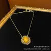 Bronce Antiguo Occidental Dorado Chapado 18 Oro Retro Viejo con Piedra Natural Amarilla como Piedra Principal y Pedrería Multicolor