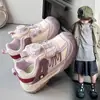 Tênis Esportivo Infantil com Botão Primavera e Outono 2025 Novos Sapatos Casuais para Meninas Alunos do Ensino Fundamental e Médio Tênis Casuais de Malha para Campus