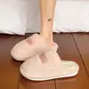 Chinelos casuais de algodão para mulheres, outono e inverno, silenciosos no chão, novo estilo 2026, confortáveis e amigáveis à pele para uso interno, com forro de pelúcia macio.