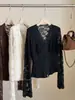 Top de crochê com renda em V estiloso para mulheres, nova coleção de início de outono, sexy e chique, camada interna modeladora, blusa básica