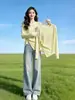 Blusa amarilla de estilo suave con protección solar lateral para mujer, nuevo modelo 2026, camiseta de manga larga irregular con cordón A13590
