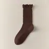 Meias cano médio com babados de orelha de madeira para mulheres, outono e inverno, cor sólida, estudante, simples, versátil, combina casualmente com sapatos de couro pequenos, meias longas de algodão