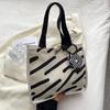 Bolsa de Lona Simple Estilo Coreano para Mujer, Nuevo Modelo 2026, Aspecto de Alta Gama, Versátil para Estudiantes, Adecuada para Clase y Salidas, Bolso de Mano Cuadrado Pequeño
