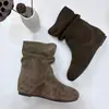 Botas Ankle Boots Plissadas Estilo Retrô Maillard 2026 Novas Botas Curtas Casuais Emagrecedoras Com Salto Interno Aumentador Botas Empilhadas Botas da Moda