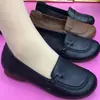 Zapatos de madre de punta fina y suela plana, nueva colección primavera/verano 2026, zapatos casuales de cuero de punta redonda, suela suave, parte superior suave, para mujeres de mediana edad