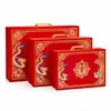 Caja de Regalo de Dulces para Boda Roja Caja de Empaque Recuerdo de Boda Caja Vacía Tarjeta Roja Estampada en Oro Caja de Mano Fabricante en Stock
