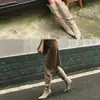 Sin embargo, estas son botas vaqueras de tacón alto de gamuza estilo retro para mujer, que llegan hasta la rodilla, con punta fina, tacón delgado y detalle de hebilla metálica.