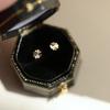 Pendientes pequeños con forma de flor de coche, bañados en plata S925 y oro de 14 quilates, con un toque de Joker. Delicados pendientes para mujer.