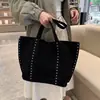 Bolso Grande de Remaches Retro 2025 Otoño e Invierno Nuevo Estilo Bolso de Hombro de Pana para el Trabajo con un Ambiente Moderno y Elegante