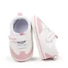 Fornecimento direto da fábrica outono novo versão coreana de bebê masculino e feminino para interior anti-chute sola macia confortável sapatos de criança sapatos de velcro