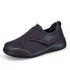 Sapatos de Caminhada Largos para Idosos Tamanho Plus Verão Malha Fly Knit Sapatos para Homens e Mulheres Leves Respiráveis Sapatos para Mãe Velcro Idosos
