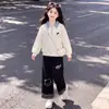 Coleção Primavera/Outono 2026: Conjunto Fofo e Doce de Duas Peças para Meninas, Apresentando um Top Estilo Desenho Animado com Design Patchwork e Calça Casual