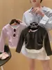 Conjunto casual para meninas, nova coleção primavera/outono 2026, conjunto estiloso e moderno de duas peças listradas, calça pantalona para meninas