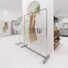 Estante de Exhibición Isla para Tienda de Ropa Estante de Pie de Acero Inoxidable Estante de Exhibición Plateado para Tienda de Ropa de Hombre y Mujer Estante de Exhibición Colgante para Ropa