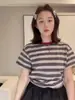 Camiseta listrada de gola redonda e manga curta estilo coreano para mulheres, design fino de verão, única e chique, top solto e modelador.