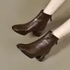 Botas de Cano Curto com Salto Grosso Femininas 2026 Nova Coleção Outono/Inverno Botas Emagrecedoras de Salto Médio com Pelúcia Interna Elegantes de Temperamento Fazem Pessoas Baixas Parecerem Mais Altas Botas de Couro