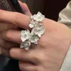 Anillo Abierto Floral Exagerado Desalineado Superpuesto Diseño de Personalidad de Nicho Flor Tridimensional Irregular Accesorio de Joyería para Mujeres