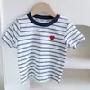Camiseta de Niña con Corazón y Rayas de Contraste Verano 2025 Nuevo Estilo Infantil Estilo Coreano de Moda Manga Corta Nuevo Verano