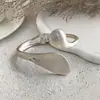 Pulseras metálicas de hoja cruzada europeas y americanas, brillantes y mate, pulseras estilo minimalista ins, joyería de diseño de nicho al por mayor