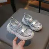 Zapatos Deportivos de Marco para Niños Zapatos Huecos Transpirables Verano 2025 Zapatos Antideslizantes de Suela Suave para Niñas Medianas y Grandes de Punta Cerrada