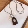 Colar Corda de Couro Contas de Resina Madeira Pingente de Coração Temperamento Retrô Toque de Luxo Corrente para Suéter Moda de Nicho Versátil