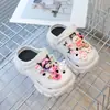 Sapatos Perfurados de Primavera, Verão e Outono com Coelhinhos Fofos, Kuromi e Cinnamoroll, Apresentando uma Variedade de Elementos, Sapatos Confortáveis para Crianças de Uso Duplo