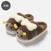 Lindas zapatillas de algodón con temática de abejitas para mujer, zapatillas de interior de invierno con forro de felpa para abrigar, antideslizantes, de suela gruesa y algodón afelpado, al por mayor para hombre