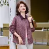 La chaqueta de solapa de otoño para madre es moderna, a la moda, retro y elegante, adecuada para mujeres de mediana edad, con un corte holgado y favorecedor.