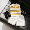 Roupa Infantil Coreana 2026 Verão Nova Moda Bloco de Cores Listrado Gola Polo Tricô Colete Shorts Brancos Infantis Tendência