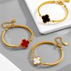 Pulsera de acero y titanio con trébol de cuatro hojas explosivo transfronterizo para mujer, diseño de nicho ligero y lujoso, colgante sencillo y versátil, pulsera de alta gama.