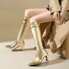 Nova coleção outono/inverno 2026: botas de salto alto com bico fino, saltos grossos e fivelas de cinto, em estilo europeu e americano, projetadas como botas femininas da moda