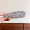 Presilha Lateral Vazada com Diamantes Super Brilhantes para Mulheres, Presilha de Cabelo para Franja, Diamante Microincrustado, Presilha de Cabelo de Luxo Leve, Atacado
