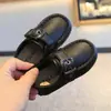 Mocassins casuais infantis estilo coreano com solas macias, novos sapatos de caminhada para bebês primavera-verão com velcro, sapatos sociais de couro para meninos
