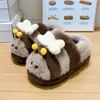 Sapatos de Algodão Acolchoados para Mulheres 2025 Novas Pantufas Peludas Desenho Animado Fofo Feminino Inverno Casa Forro de Fleece Versátil Quente Casal