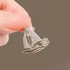 Broche de Luxo com Design de Vela Suave para Homens e Mulheres, Apresentando um Pequeno Pin de Veleiro, Fecho Anti-Exposição e Acessório para Lapela de Terno
