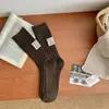 Calcetines de hilo grueso estilo japonés Harajuku para mujer, moda otoño e invierno, tela en el talón con logo, calcetines de longitud media a la pantorrilla, patrón vertical simple, color liso, calcetines de felpa