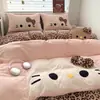 Conjunto fofo de quatro peças de veludo de leite rosa com estampa de leopardo para o inverno, com lençol e capa de edredom de fleece de coral, conjunto de cama de desenho animado