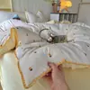 Juego de cama de cuatro piezas con funda de edredón de encaje de gasa de doble capa, apto para todas las estaciones, incluye sábana plana y sábana bajera, para ropa de cama de dormitorio estudiantil