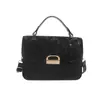 Bolso de hombro nuevo, elegante y minimalista de 2026 con un diseño único, que irradia un ambiente sofisticado y elegante; un bolso cruzado pequeño cuadrado, elegante y texturizado