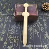 Espada de Madera de Durazno, Espada Pequeña Brillante, de unos 17 cm de Largo, Mano de Obra Fina, Colgante Tallado en Madera Maciza, Espada Portátil de Madera de Durazno