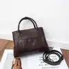 Bolsa Feminina de Couro Bovino com Estampa de Árvore, Estilo Retro Transfronteiriço para Outono e Inverno, com Características Únicas e Elegantes de Mão e Ombro, Feita de Couro Genuíno Macio